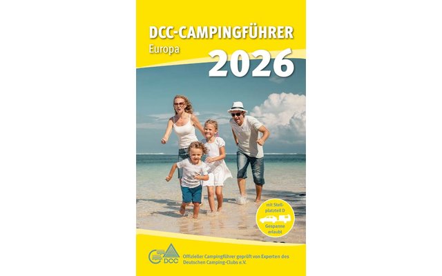 Zwei Erwachsene und zwei Kinder in weißer Kleidung laufen am Meeresufer auf einem Sandstrand; oben Titel 'DCC-CAMPINGFÜHRER Europa 2026' auf gelbem Hintergrund, DCC-Logo unten links