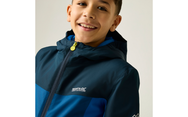 Garçon cadré de la poitrine, souriant, portant une veste à capuche bicolore bleu foncé et bleu clair, tirette de fermeture jaune et logo blanc Regatta Great Outdoors