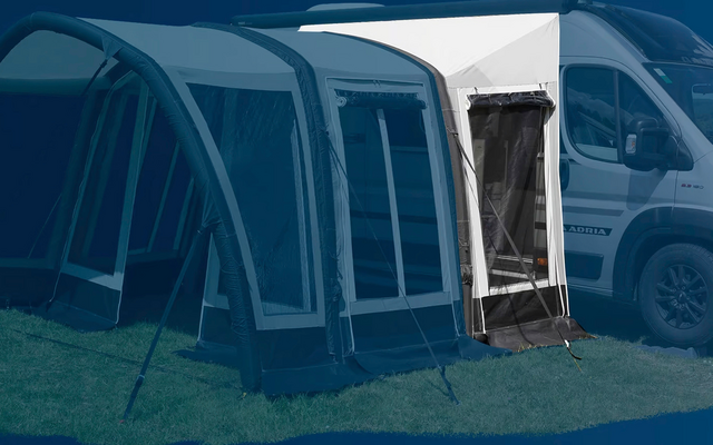 Auto con tenda annessa sull'erba