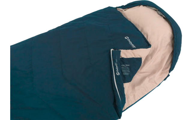 Blauwe slaapzak met licht beige voering op een witte achtergrond