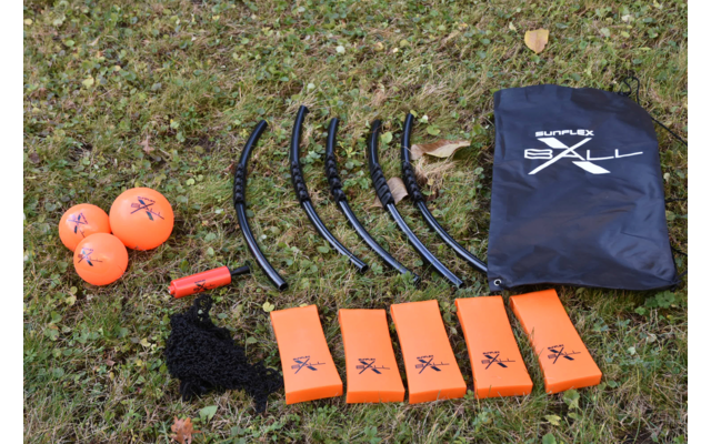 Auf einer Wiese liegen fünf orangefarbene Markierungsbojen, ein schwarzer Beutel mit weißem Totenkopf-Symbol und fünf schwarze Kabel mit Clip-Enden