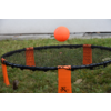 Ein orangefarbener Ball über einem schwarzen und orangen Rundnetz auf Grasboden