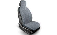 Siège auto avec housse de siège et dossier gris clair et duveteux, appuie-tête visible et panneaux latéraux noirs sur fond blanc