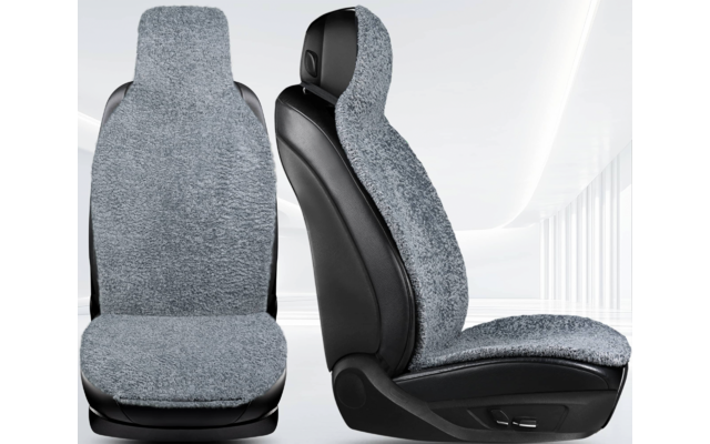 Zwei Autositze mit hellgrauen, flauschigen Schonbezügen, Vorder- und Seitenansicht vor weißem Hintergrund