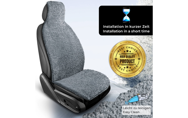 Vorderer Autositz mit grauem, flauschigem Überzug; goldene Produktplakette, schwarzes Feld mit Sanduhr und Text, Reinigungs-Icon, schneebedeckte Landschaft im Hintergrund