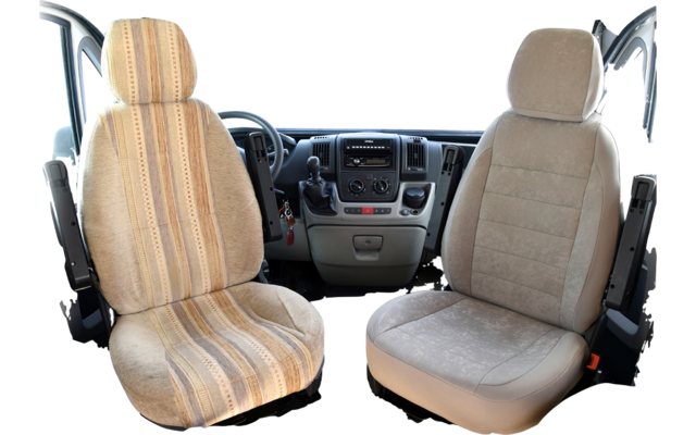 Intérieur d'un véhicule avec deux sièges avant, un volant et un tableau de bord