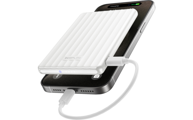 Chargeur blanc avec câble connecté à un smartphone