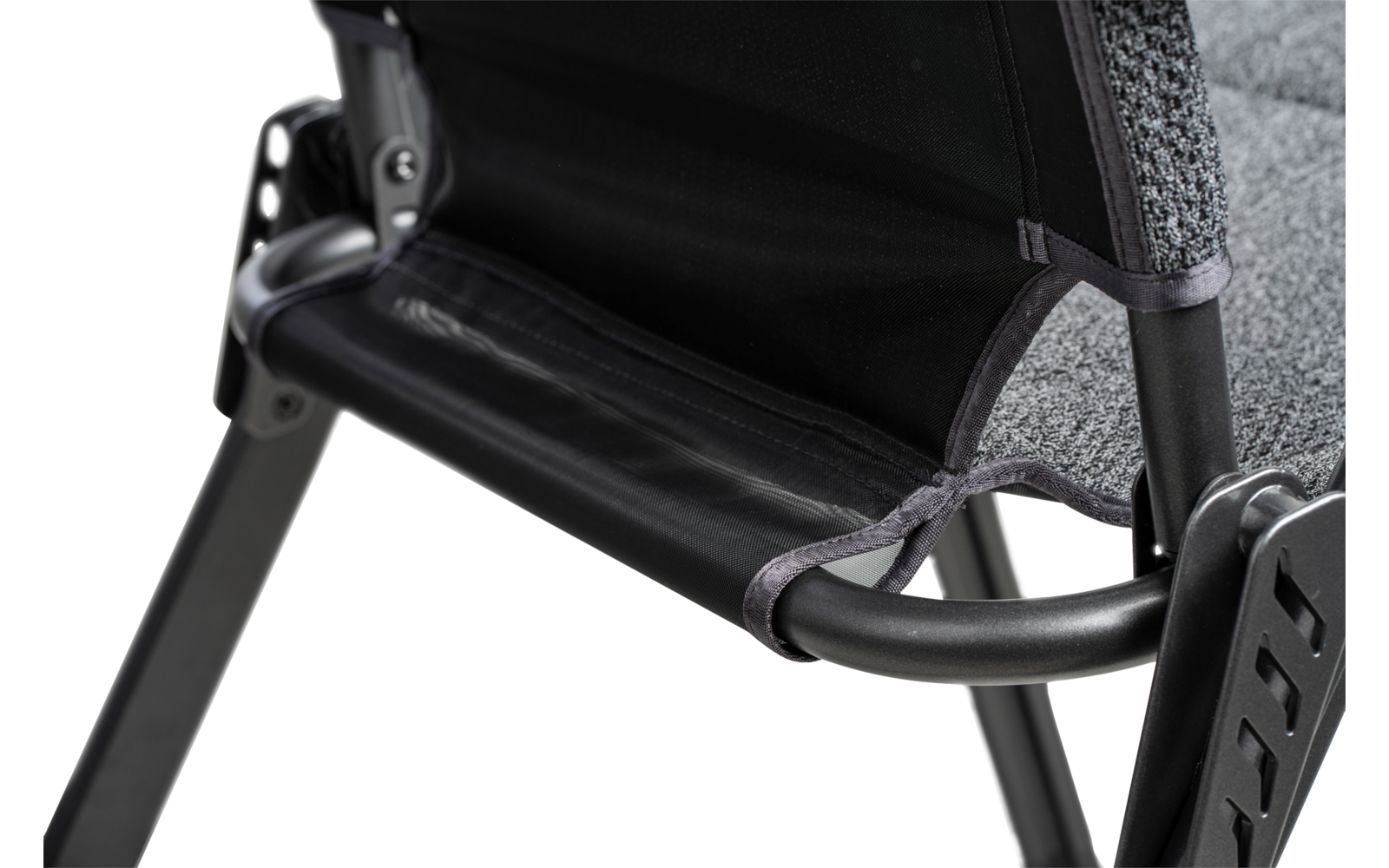Gros plan d'un cadre de chaise noir avec revêtement en tissu