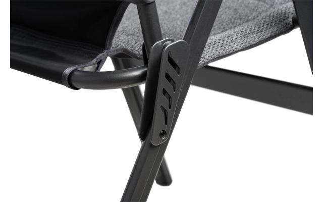 Gros plan d'une chaise pliante noire en métal et tissu