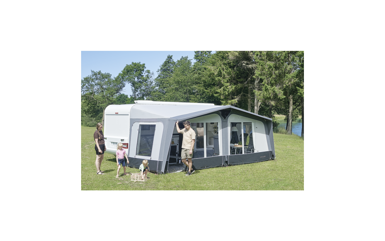 Metallstange, befestigt an einer runden Halterung an einer senkrechten dunkelgrauen Oberfläche; an der Stange hängt ein helles Stoffstück mit sichtbarem Reißverschluss