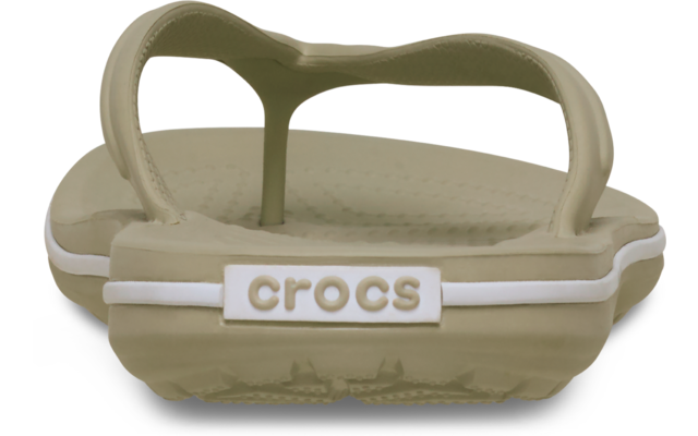 Rückansicht einer olivgrünen Crocs-Zehentrenner-Sandale, sichtbares "crocs"-Logo und weißer Streifen an der Sohle