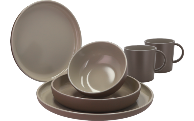 Vaisselle en céramique brune : deux tasses avec anses, un bol posé sur deux assiettes plates et une grande assiette en arrière-plan