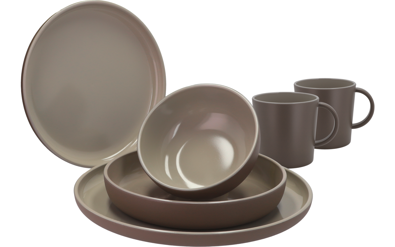 Vaisselle en céramique brune : deux tasses avec anses, un bol posé sur deux assiettes plates et une grande assiette en arrière-plan