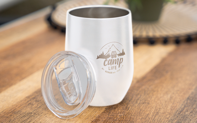 Gobelet en acier inoxydable blanc avec couvercle sur table en bois, inscription 'Camp Life' et motif montagne