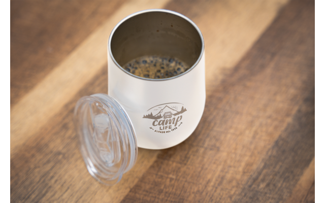 Witte koffiekop met deksel en koffie op een houten tafel