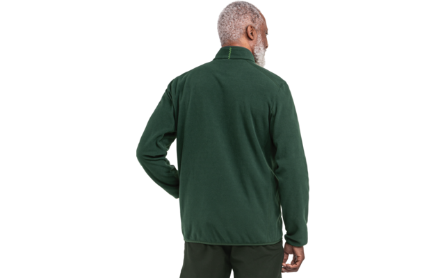 Person von hinten, trägt dunkelgrüne Fleecejacke mit Stehkragen und langen Ärmeln, kurze graue Haare und Bart, dunkle Hose