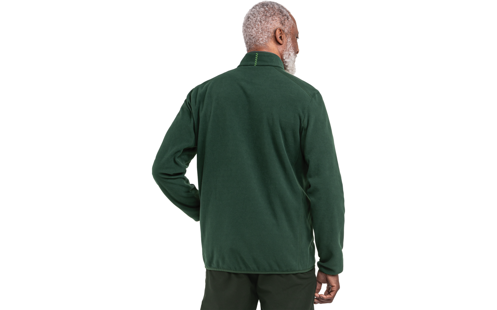 Person von hinten, trägt dunkelgrüne Fleecejacke mit Stehkragen und langen Ärmeln, kurze graue Haare und Bart, dunkle Hose