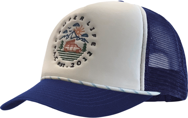 Casquette trucker bleu et blanc avec arrière en mesh, panneau avant blanc avec logo rond brodé (bateau, soleil, vagues, texte), visière bleue incurvée avec bord décoré