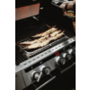 Fischstücke liegen auf einem Gasgrill und werden gegrillt