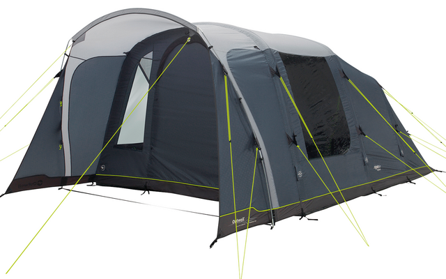 Großes, graues Campingzelt mit mehreren Eingängen und gelben Abspannleinen