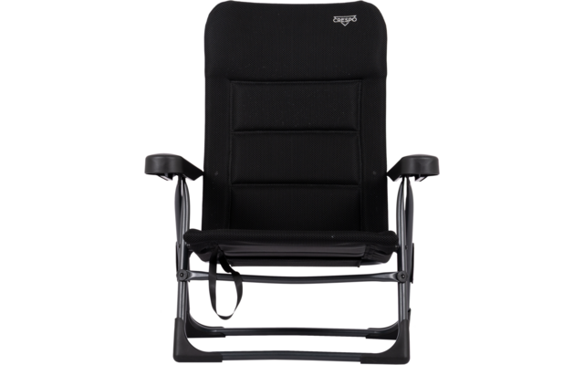 Zwarte gewatteerde opvouwbare stoel met hoge rugleuning, stoffen bekleding, metalen frame, twee armleuningen, voorhangende riem en wit logo bovenaan