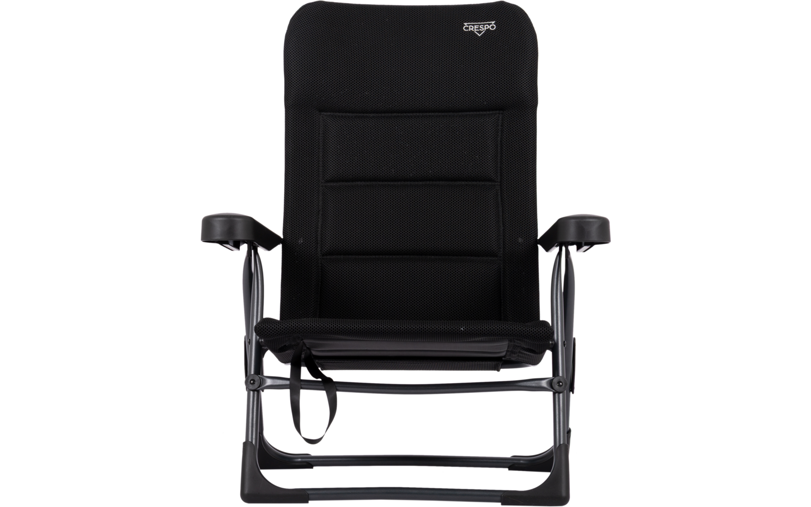 Zwarte gewatteerde opvouwbare stoel met hoge rugleuning, stoffen bekleding, metalen frame, twee armleuningen, voorhangende riem en wit logo bovenaan