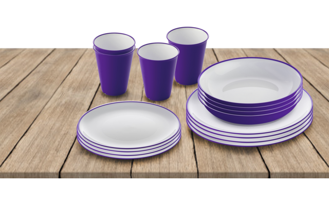 Meerdere paarse papieren bekers en witte papieren borden met paarse rand op een houten tafel