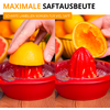 Deux photos côte à côte : à gauche des mains pressent une orange coupée en deux sur un presse-agrumes manuel rouge, à droite une peau d'orange pressée sur le presse-agrumes, des oranges entières en arrière-plan