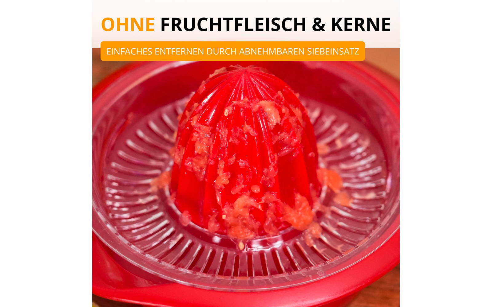 Embout presse-agrumes rouge avec morceaux de pulpe sur le cône et la passoire, récipient collecteur transparent ; bandeau publicitaire blanc-jaune en haut avec texte noir et orange 'OHNE FRUCHTFLEISCH & KERNE'