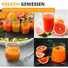 Collage en quatre parties montrant verres et petits bocaux remplis d’un liquide orange : en haut à gauche trois petits bocaux avec pailles, oranges et carottes en arrière-plan ; en haut à droite un grand verre avec moitiés de pamplemousse sur une surface en bois ; en bas à gauche un petit bocal avec sauce orange à côté d’un fouet et un bol de salade en arrière-plan ; en bas à droite un petit verre avec un brin de romarin et moitiés de pamplemousse sur une surface sombre