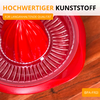 Embout de presse-agrumes en plastique rouge avec récipient transparent sur surface en bois ; en haut à gauche texte 'HOCHWERTIGER KUNSTSTOFF', bandeau orange 'FÜR LANGANHALTENDE QUALITÄT', étiquette jaune 'BPA-FREI'