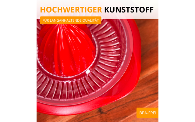 Embout de presse-agrumes en plastique rouge avec récipient transparent sur surface en bois ; en haut à gauche texte 'HOCHWERTIGER KUNSTSTOFF', bandeau orange 'FÜR LANGANHALTENDE QUALITÄT', étiquette jaune 'BPA-FREI'