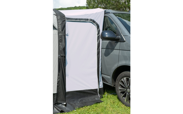 Aufblasbarer Windschutz neben grauem Auto auf Grasfläche