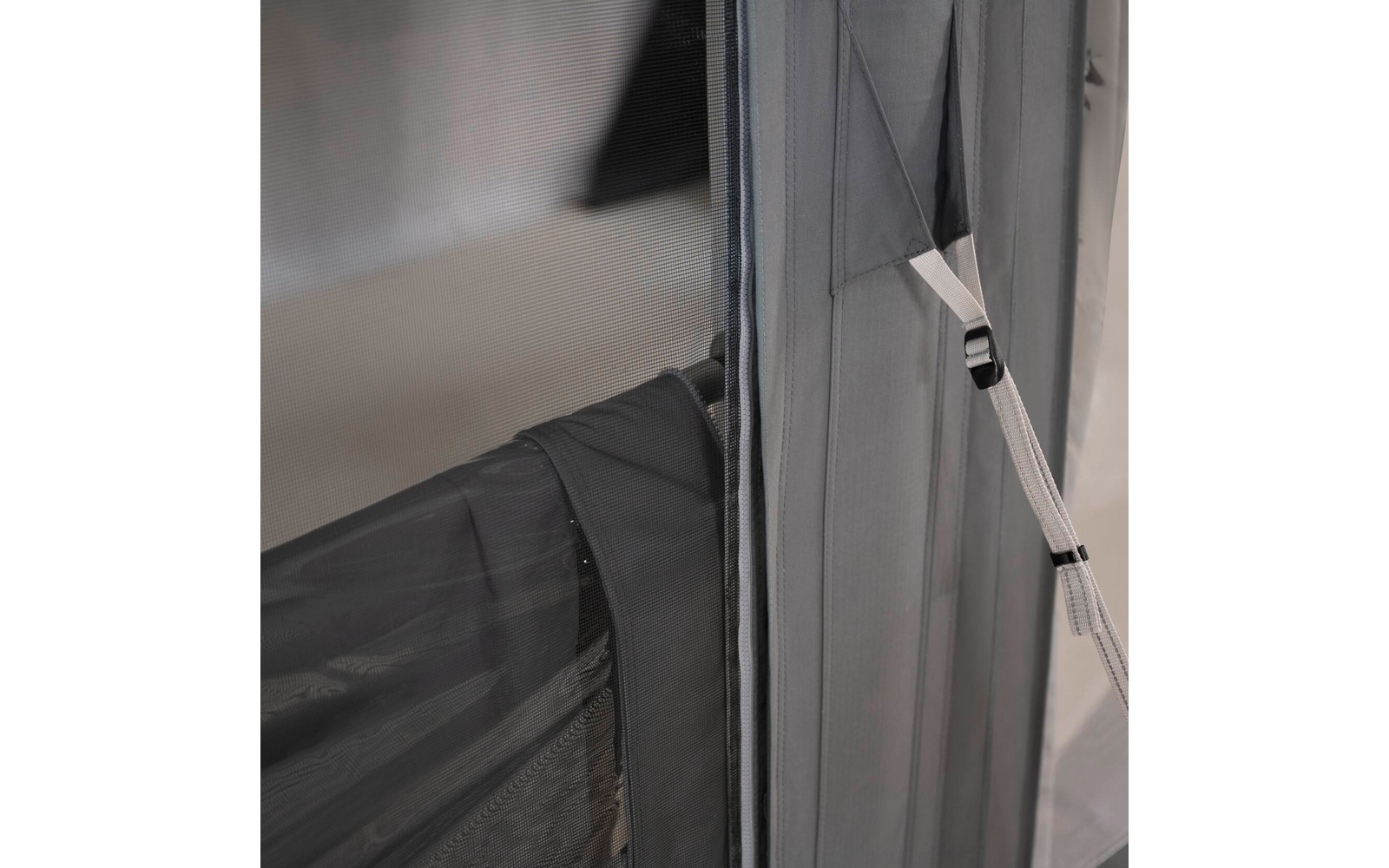 Graues Stoffpaneel mit Netzfenster, vertikalem Reißverschluss und weißem Gurt mit schwarzer Schnalle