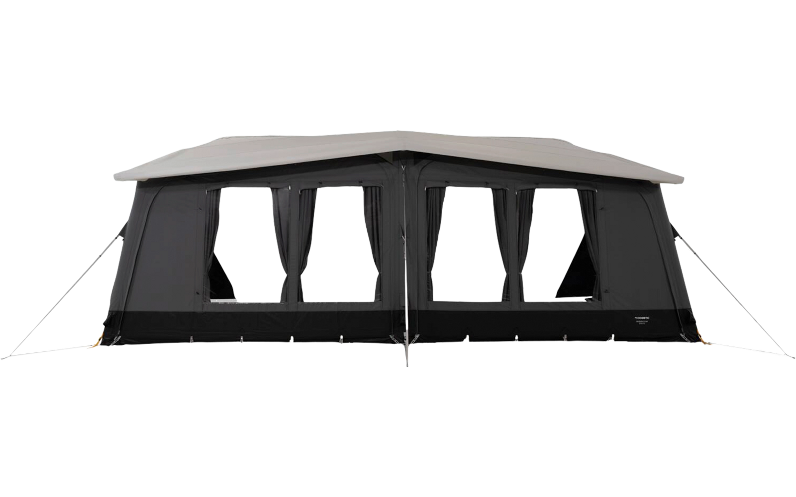 Großes freistehendes Zelt mit mehreren Fenstern und Vorhängen, hellbeiges Dach, dunkle Seitenwände, Abspannseile und Erdnägel