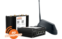 Drei schwarze elektronische Geräte nebeneinander, eines mit Antenne; vorne ein oranges Emblem mit dem Text '5G HIGHSPEED'