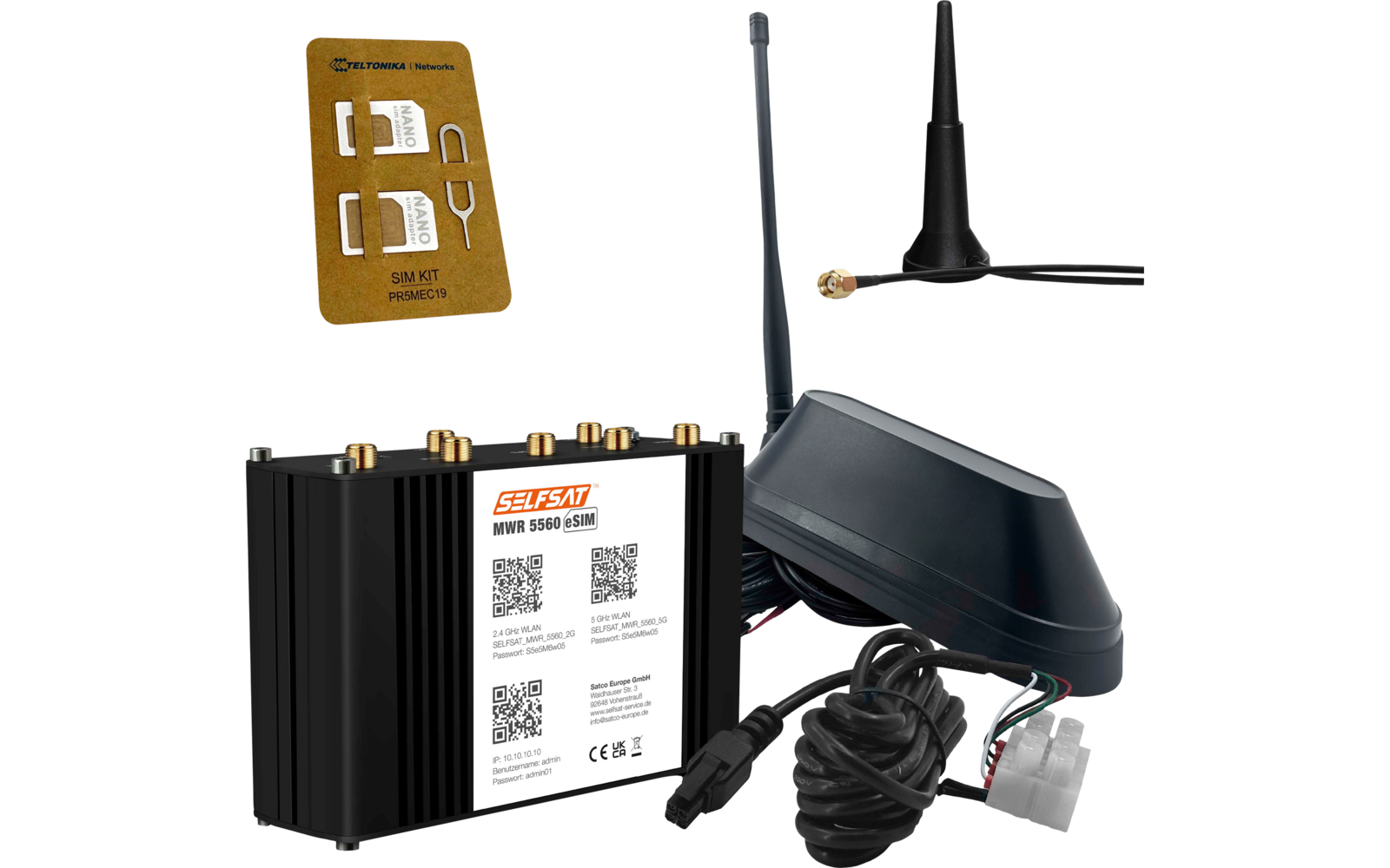 Goldfarbener SIM-Karten-Träger mit Aussparungen; schwarzes rechteckiges Metallgehäuse mit mehreren goldfarbenen SMA-Anschlüssen und weißem Etikett mit QR-Codes; zwei schwarze Antennen und angeschlossene Kabel mit Steckverbindern