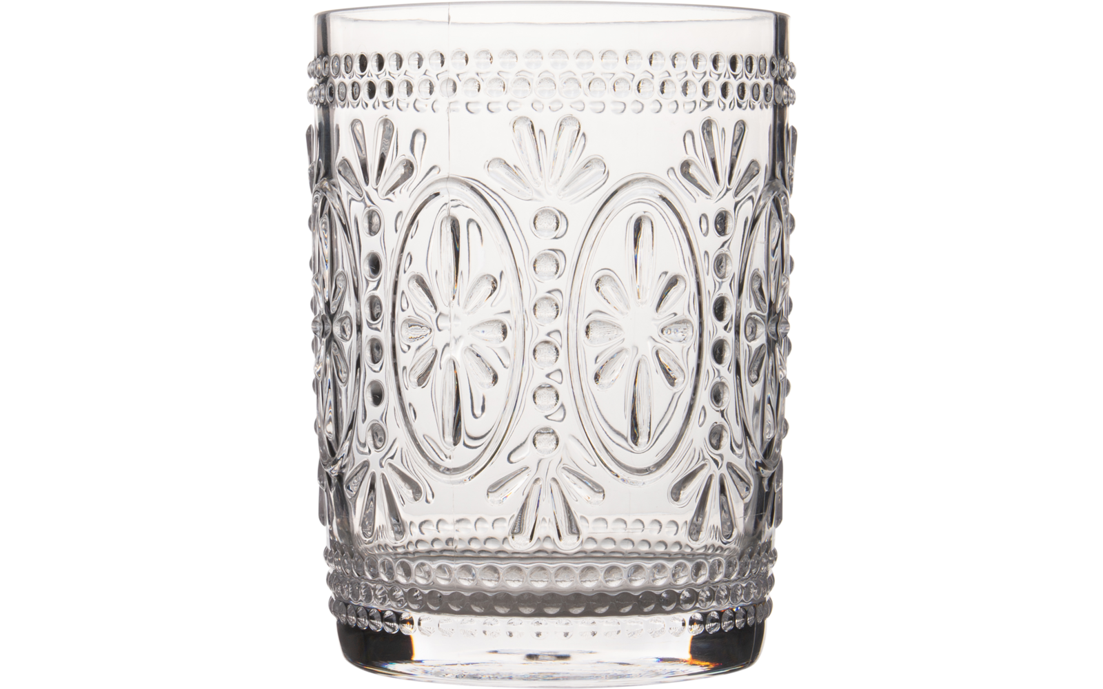 Klares Wasserglas mit Muster auf weißem Hintergrund