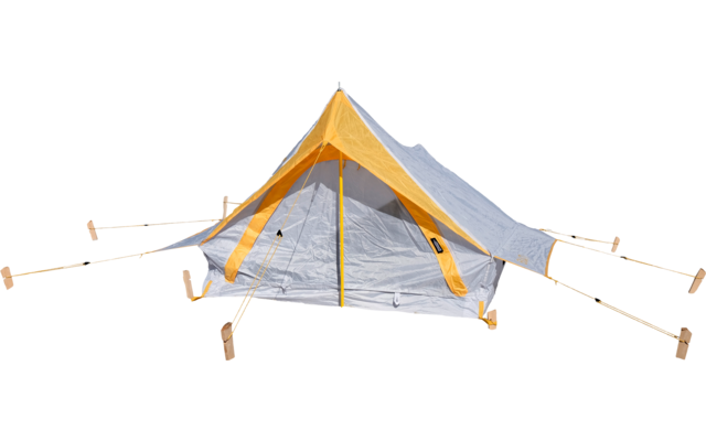 Tente triangulaire jaune et grise, avant ouvert ; haubans tendus vers des blocs de bois
