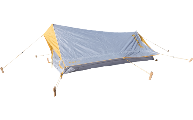 Tente basse bleu clair avec cordes d'attache jaunes et plusieurs piquets en bois, un côté tendu