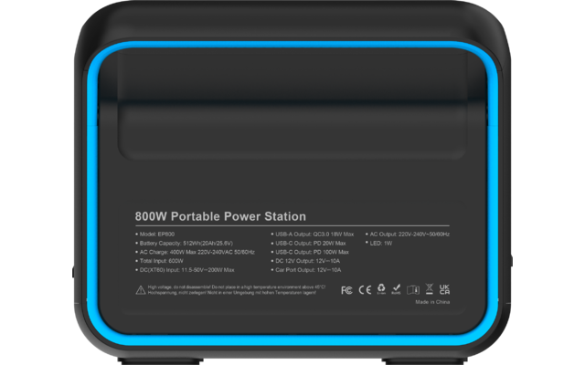 Rückseite eines schwarzen Geräts mit blau leuchtendem Rahmen und Aufkleber mit der Aufschrift '800W Portable Power Station' und technischen Spezifikationen
