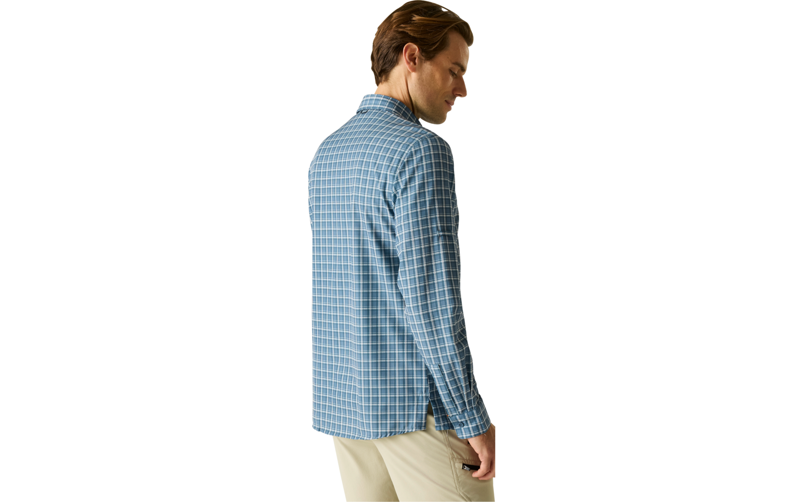 Mann mit kurzen braunen Haaren, Rückenansicht, trägt blaues kariertes Hemd und beigefarbene Hose, rechter Arm hängt nach unten