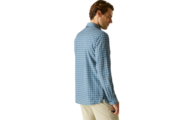 Mann mit kurzen braunen Haaren, Rückenansicht, trägt blaues kariertes Hemd und beigefarbene Hose, rechter Arm hängt nach unten