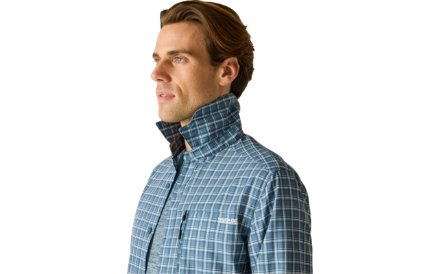 Seitliches Porträt einer Person mit hochgestelltem Kragen und blau kariertem Hemd