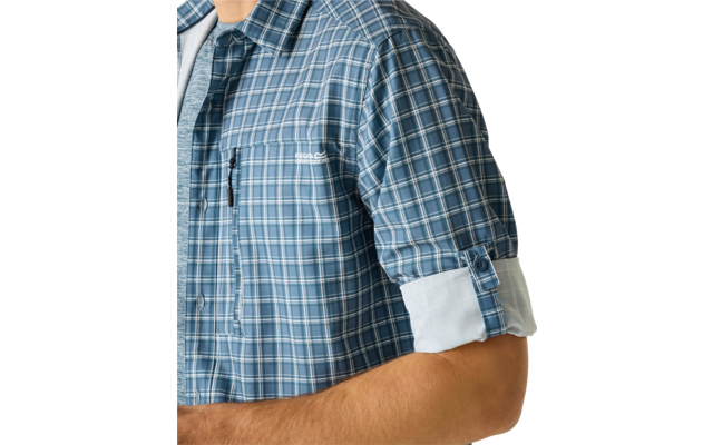 Oberkörper einer Person mit blau kariertem Hemd, hochgekrempeltem Ärmel, sichtbarem hellen Unterhemd, Reißverschlusstasche und Unterarm vor hellem Hintergrund