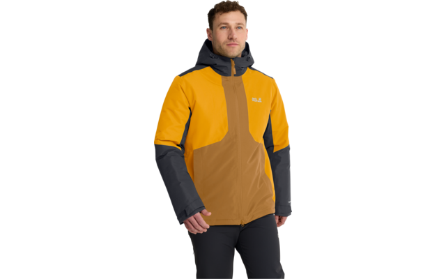 Mann in zweifarbiger gelb-brauner Outdoorjacke mit dunkelgrauen Ärmeln und Kapuze, dunkle Hose, weißer Hintergrund
