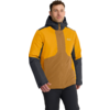 Mann in zweifarbiger gelb-brauner Outdoorjacke mit dunkelgrauen Ärmeln und Kapuze, dunkle Hose, weißer Hintergrund
