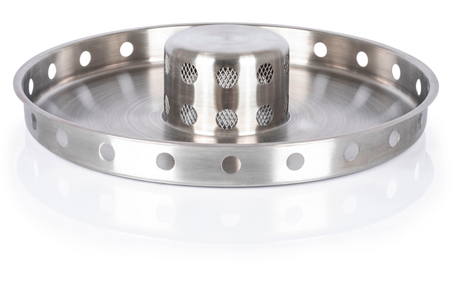 Runder Edelstahlring mit zentralem, gelochtem Zylinder, ringförmige Reihe gleichmäßig verteilter runder Löcher, reflektierende Metalloberfläche, weißer Hintergrund mit Spiegelung darunter