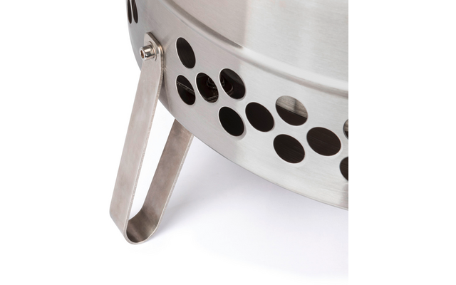 Nahaufnahme eines runden Edelstahlteils mit mehreren runden Löchern und einem Metallfuß vor weißem Hintergrund