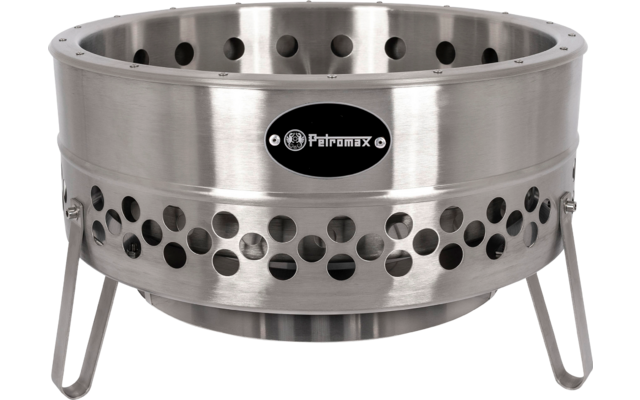 Ciotola metallica rotonda color argento con file di fori circolari, tre gambe inclinate e un emblema ovale nero con la scritta "Petromax"